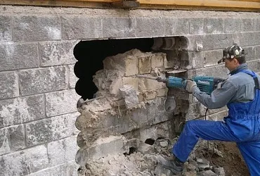 Cât de mult este dezmembrarea zidurilor de beton
