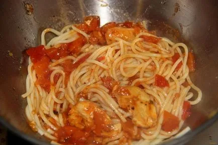 Spaghete cu carne de pui în sos de tomate reteta cu fotografii