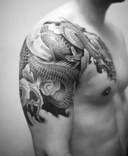 Között a tetoválás a vállán a férfi népszerű többszörös és különböző stílusok tetoválás