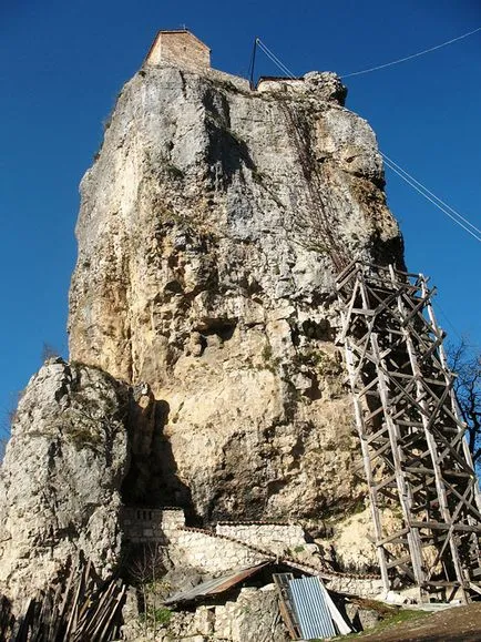 Katskhi стълб църква в непревземаема скалата в Грузия