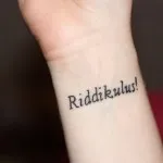 Tattoo betűkkel a csukló - a 11 legjobb fotók