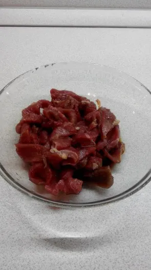 Meleg saláta pácolt marhahús - a recept egy fotó