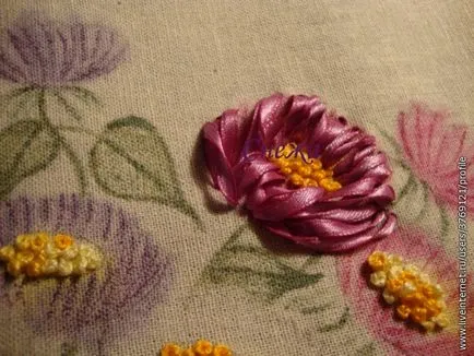 panglici de broderie asters într-un coș