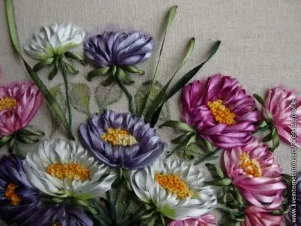 panglici de broderie asters într-un coș