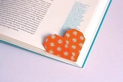 Bookmark inima de hârtie cu propriile sale mâini