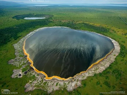 15 Най-невероятни кратерни езера на Земята интересно!