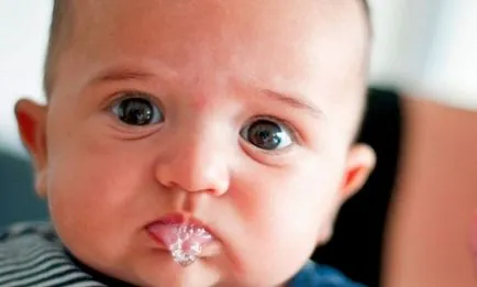 2. A havi gyermek fúj buborékokat, baby 2 hónap