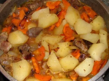 Картопля тушкована з м'ясом в духовці (картопля) Картопля тушкована з м'ясом в духовці