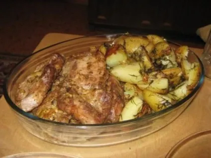 Картопля тушкована з м'ясом в духовці (м'ясом) Картопля тушкована з м'ясом в духовці