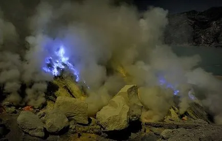 Iadul unui loc de muncă - extracția sulfului din vulcan