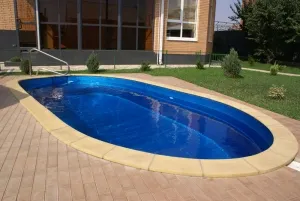 Плувен басейн в двора на частен дом и изглед към басейна, снимки