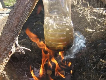 Кип'ятіння води в пластиковій пляшці (води) Кип'ятіння води в пластиковій пляшці