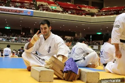 Respira uniform, cred că în mod clar! Tameshivari Ilya Karpenko - Karate Kyokushin in lumea artelor martiale