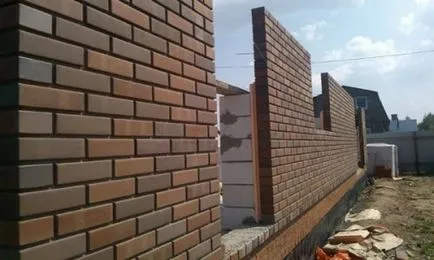 Casa de spumă și cărămizi de construcție a blocurilor