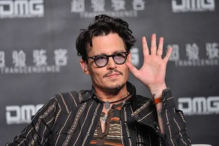 Dzhonni Depp a aratat un inel de logodna si a spus nunta, bârfă