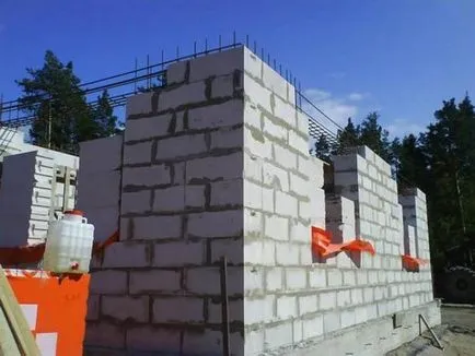 Casa de spumă și cărămizi de construcție a blocurilor