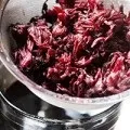Журавлина підвищує або знижує тиск є відповідь! (Знижує) Журавлина підвищує або знижує тиск є відповідь!