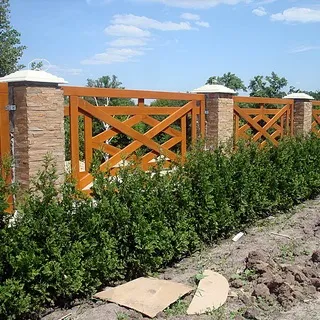 Комбіновані паркани для дачі фото дерев'яних та інших огорож, етапи будівництва своїми (фото) Комбіновані паркани для дачі фото дерев'яних та інших огорож, етапи будівництва своїми