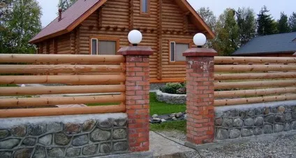 Комбіновані паркани для дачі фото дерев'яних та інших огорож, етапи будівництва своїми (комбіновані) Комбіновані паркани для дачі фото дерев'яних та інших огорож, етапи будівництва своїми