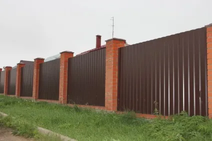 Комбіновані паркани в Москві, ціна недорога, будівництво комбінованих заборів з цегляними (паркани) Комбіновані паркани в Москві, ціна недорога, будівництво комбінованих заборів з цегляними