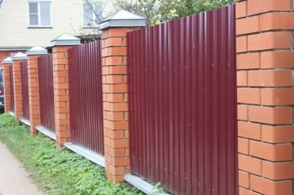 Комбіновані паркани в Москві, ціна недорога, будівництво комбінованих заборів з цегляними (паркани для дачі комбіновані) Комбіновані паркани в Москві, ціна недорога, будівництво комбінованих заборів з цегляними