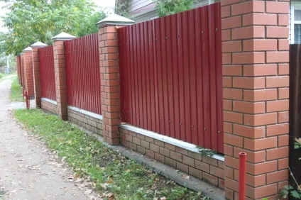 Комбіновані паркани в Москві, ціна недорога, будівництво комбінованих заборів з цегляними (паркан комбінований з профнастилу) Комбіновані паркани в Москві, ціна недорога, будівництво комбінованих заборів з цегляними
