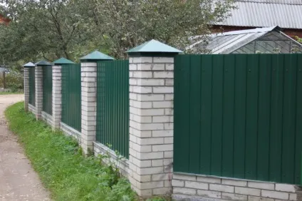 Комбіновані паркани в Москві, ціна недорога, будівництво комбінованих заборів з цегляними (фундамент комбінованого забору) Комбіновані паркани в Москві, ціна недорога, будівництво комбінованих заборів з цегляними
