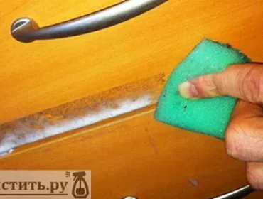 Hogyan tisztítsa meg a bútorokat a ragasztó