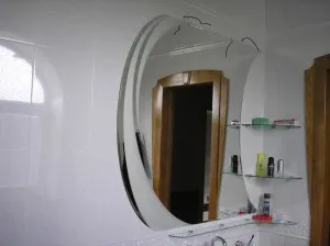 Cum să stea o oglindă fără ramă pe perete, caz țară