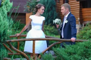 Короткі білі сукні на весілля, двоколірні, кольорові, фото (весілля) Короткі білі сукні на весілля, двоколірні, кольорові, фото