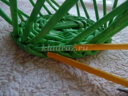 Кошик великодня курочка з газетних трубочок (оксана) Кошик великодня курочка з газетних трубочок