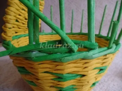 Кошик великодня курочка з газетних трубочок (руками) Кошик великодня курочка з газетних трубочок
