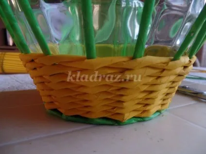 Кошик великодня курочка з газетних трубочок (майстер) Кошик великодня курочка з газетних трубочок