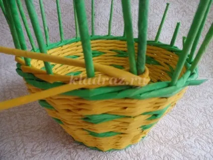 Кошик великодня курочка з газетних трубочок (Кротова) Кошик великодня курочка з газетних трубочок