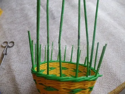 Кошик великодня курочка з газетних трубочок (майстер) Кошик великодня курочка з газетних трубочок