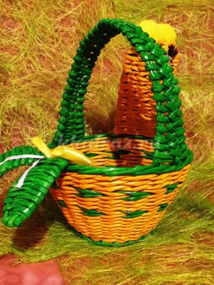Кошик великодня курочка з газетних трубочок (Кротова) Кошик великодня курочка з газетних трубочок