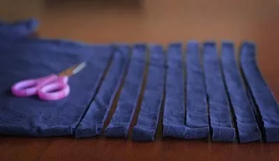 Hogyan készítsünk egy sál ki a T-shirt kezüket