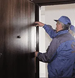 Hogyan lehet eltávolítani a bejárati ajtó fém kiakasztható