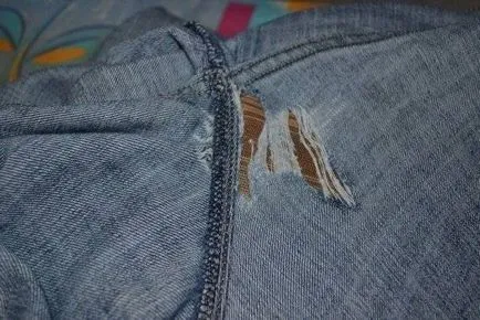 Как да се затвори една дупка в джинсите