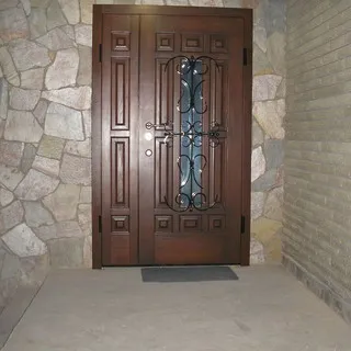 A design a bejárati ajtó fotó típusú és hogyan kell építeni az ajtót a családi ház