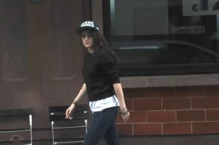 Kristen Stewart continuă să fumeze și să trimită paparazzi