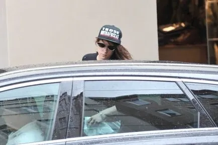 Kristen Stewart continuă să fumeze și să trimită paparazzi