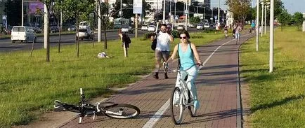 Minsk pietonal asigură că biciclistul a lovit bata lui pentru mersul pe jos pe pista de biciclete