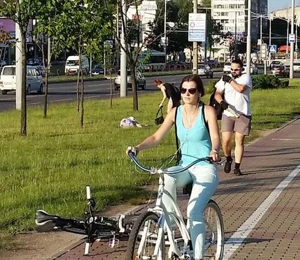 Minsk pietonal asigură că biciclistul a lovit bata lui pentru mersul pe jos pe pista de biciclete