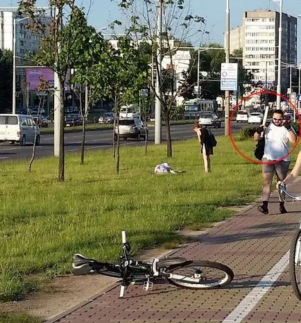 Minsk pietonal asigură că biciclistul a lovit bata lui pentru mersul pe jos pe pista de biciclete