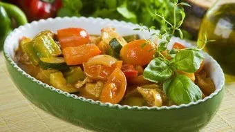 Куряче філе, тушковане в вершках з цвітною капустою харчуємося правильно (капустою) Куряче філе, тушковане в вершках з цвітною капустою харчуємося правильно