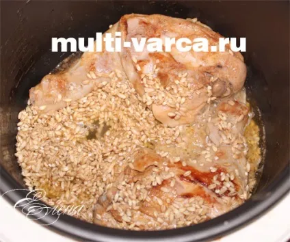 Курка з перловкою в мультиварці