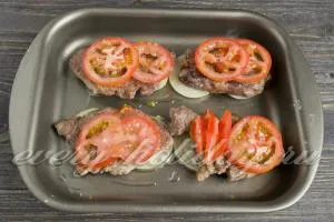 Телешки пържоли на фурна с домати и сирене, рецепта със снимка
