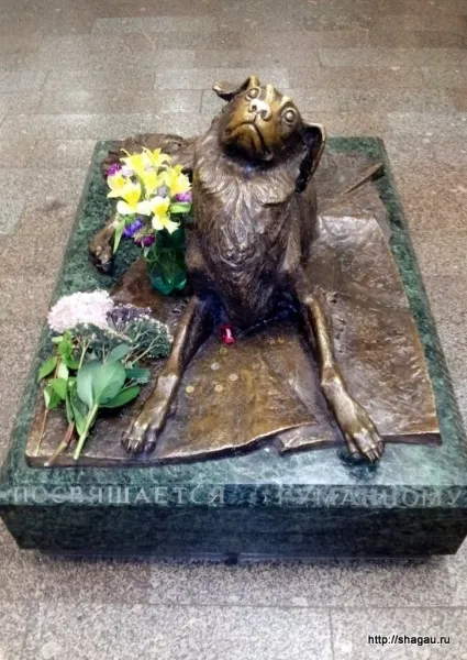 Monumentul câine numit „Boy“, în holul Mendeleev de metrou