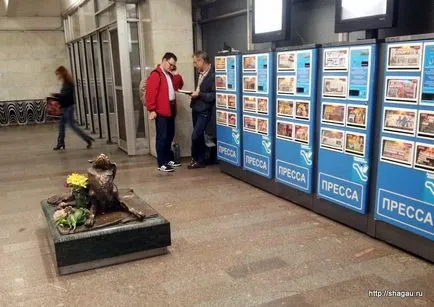 Monumentul câine numit „Boy“, în holul Mendeleev de metrou